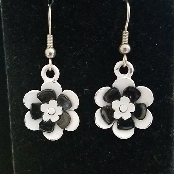 Vintage 2-Dimensional Enamel Flower Black and White Earlobe Dangle Earrings - Picture 3 of 4